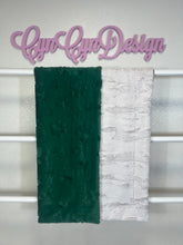 Load image into Gallery viewer, Emerald paws on pearl Willow 36 x 60 (defect end of bolt crease)
