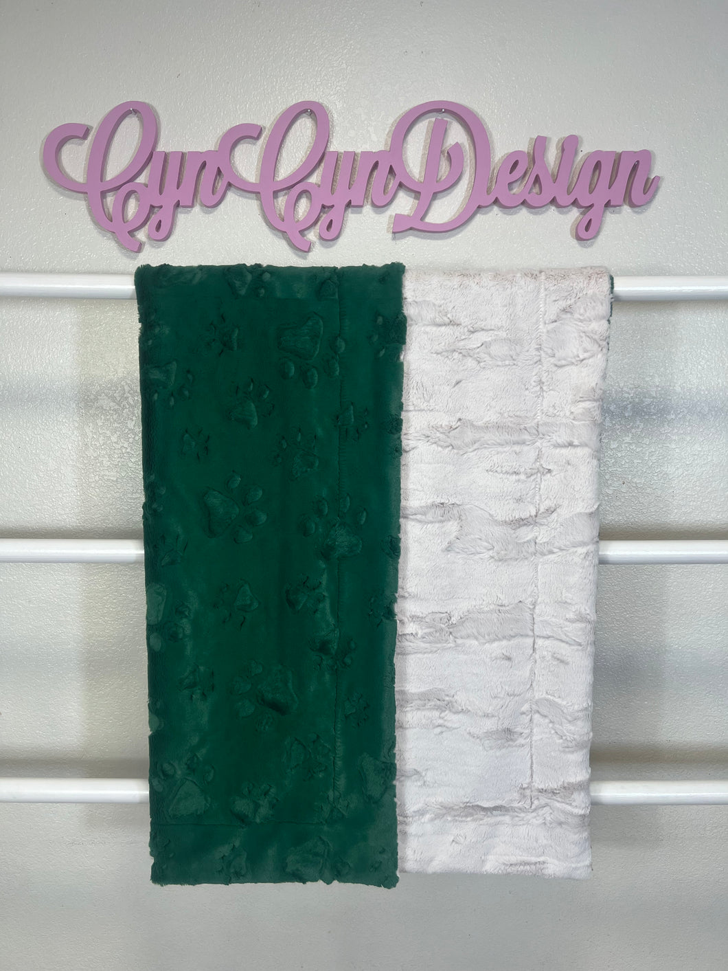 Emerald paws on pearl Willow 36 x 60 (defect end of bolt crease)