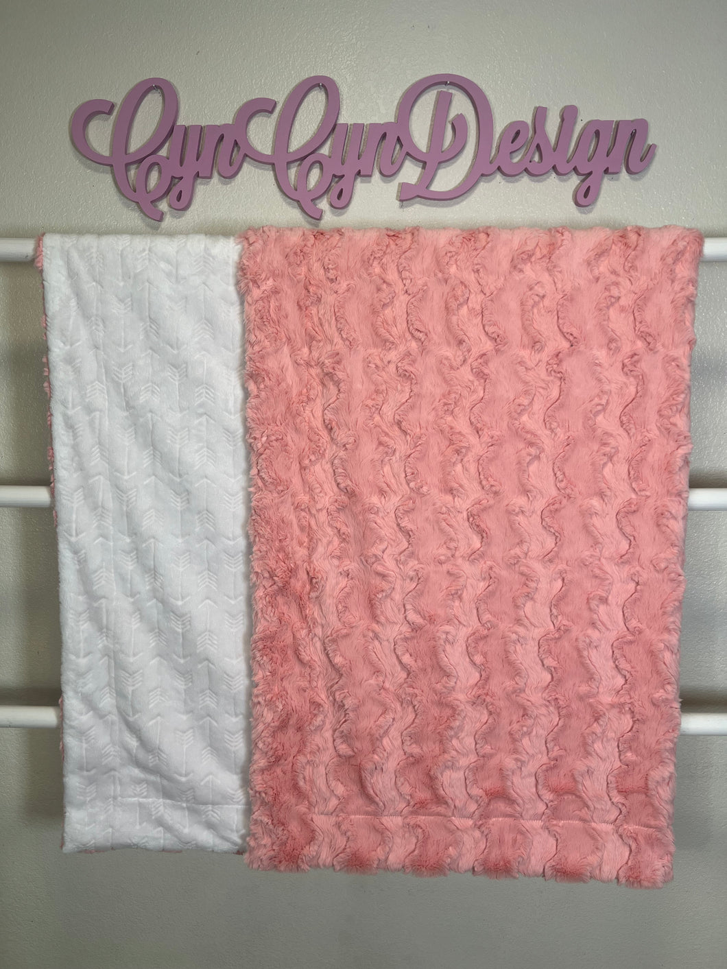 Blossom glacier on white embossed arrows ( defect, creasing )55x60