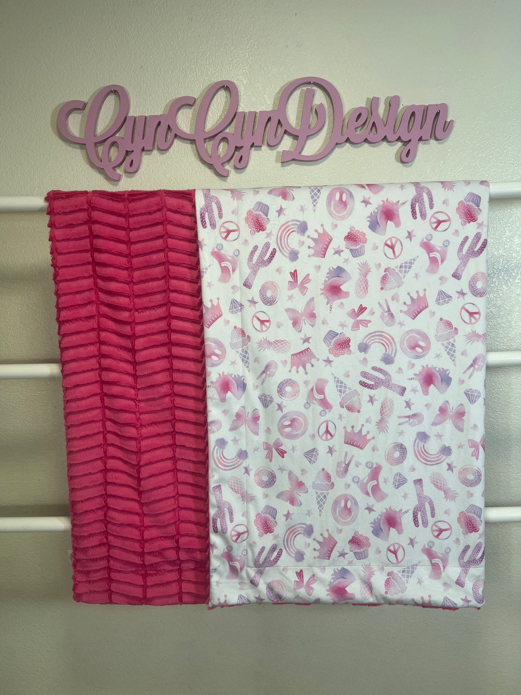 Girls rule print on fuchsia Oxford 60x65 defect (light crease)