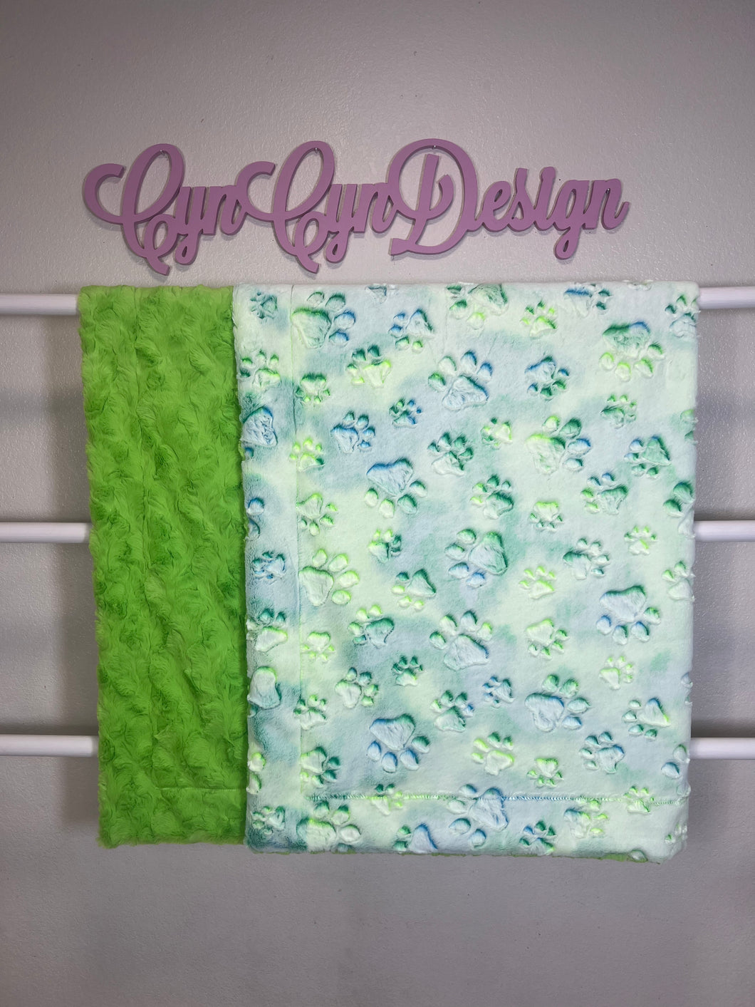 Parakeet paws on lime green Bella 60x50