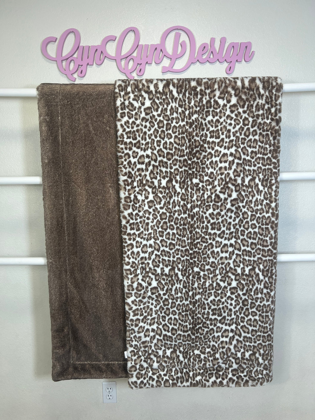 Cocoa Leo bunny on coffee cake glazed encore 60x90